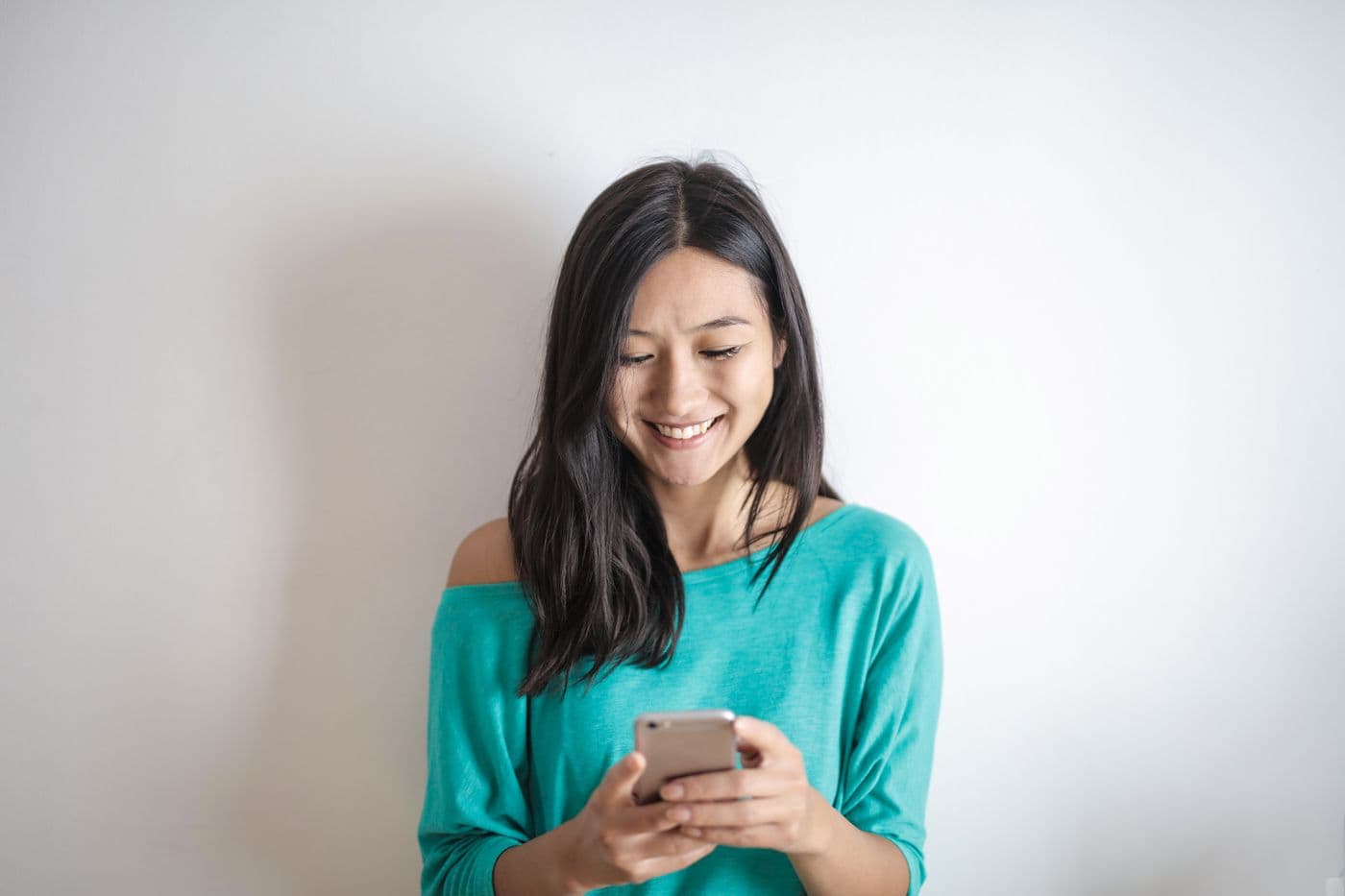 A customer getting instant answers from a business chat on their phone